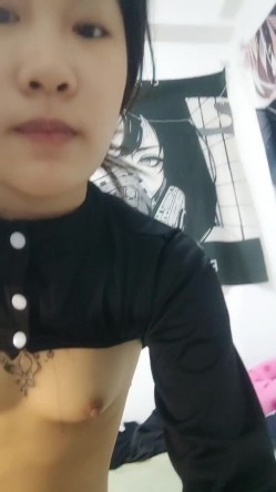 颜值美少女，被炮友操逼，跪着按头深喉，黑丝大长腿，主动骑乘位，怼入骚穴抽插，射的有点快 截图13