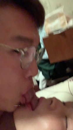 全程露脸，漂亮苗条小姨子约会姐夫，爱抚舌吻互舔边缠绵边脱，太真实，娇小身材抱起来猛搞，还有语言刺激，内射妹子欲仙欲死3 截图14