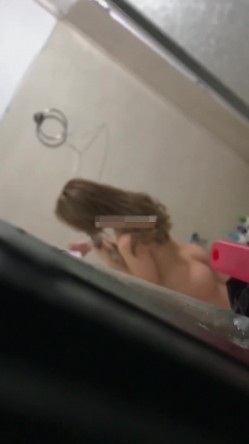 偷拍到一个女主播给粉丝直播自己洗澡,榜一大哥连刷了三个火箭才给看了奶子,我啥都没刷却看光了她全身 截图1