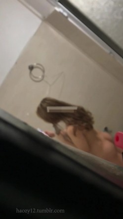 偷拍到一个女主播给粉丝直播自己洗澡,榜一大哥连刷了三个火箭才给看了奶子,我啥都没刷却看光了她全身 截图2
