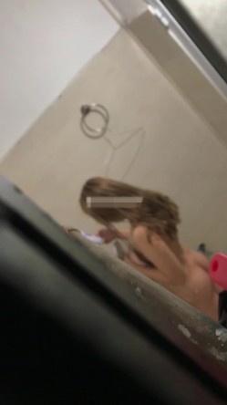 偷拍到一个女主播给粉丝直播自己洗澡,榜一大哥连刷了三个火箭才给看了奶子,我啥都没刷却看光了她全身 截图3