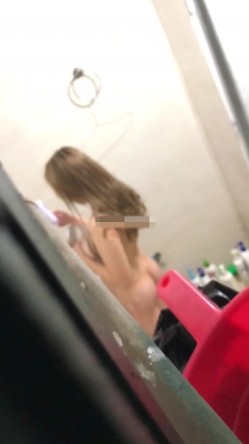 偷拍到一个女主播给粉丝直播自己洗澡,榜一大哥连刷了三个火箭才给看了奶子,我啥都没刷却看光了她全身 截图4