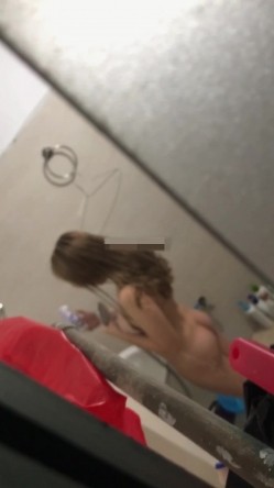 偷拍到一个女主播给粉丝直播自己洗澡,榜一大哥连刷了三个火箭才给看了奶子,我啥都没刷却看光了她全身 截图5