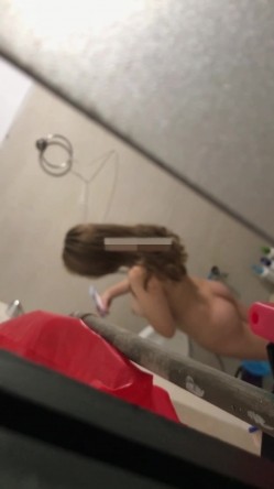 偷拍到一个女主播给粉丝直播自己洗澡,榜一大哥连刷了三个火箭才给看了奶子,我啥都没刷却看光了她全身 截图7