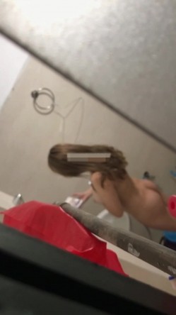 偷拍到一个女主播给粉丝直播自己洗澡,榜一大哥连刷了三个火箭才给看了奶子,我啥都没刷却看光了她全身 截图8