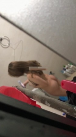 偷拍到一个女主播给粉丝直播自己洗澡,榜一大哥连刷了三个火箭才给看了奶子,我啥都没刷却看光了她全身 截图9