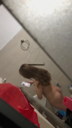 偷拍到一个女主播给粉丝直播自己洗澡,榜一大哥连刷了三个火箭才给看了奶子,我啥都没刷却看光了她全身 截图11