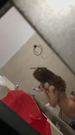 偷拍到一个女主播给粉丝直播自己洗澡,榜一大哥连刷了三个火箭才给看了奶子,我啥都没刷却看光了她全身 截图12
