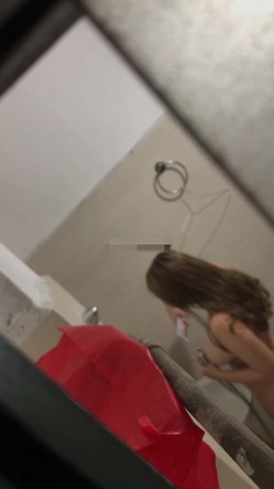 偷拍到一个女主播给粉丝直播自己洗澡,榜一大哥连刷了三个火箭才给看了奶子,我啥都没刷却看光了她全身 截图13