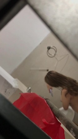 偷拍到一个女主播给粉丝直播自己洗澡,榜一大哥连刷了三个火箭才给看了奶子,我啥都没刷却看光了她全身 截图14
