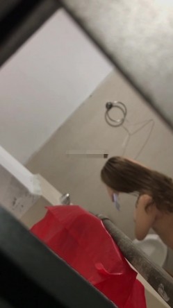 偷拍到一个女主播给粉丝直播自己洗澡,榜一大哥连刷了三个火箭才给看了奶子,我啥都没刷却看光了她全身 截图15