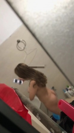 偷拍到一个女主播给粉丝直播自己洗澡,榜一大哥连刷了三个火箭才给看了奶子,我啥都没刷却看光了她全身 截图16