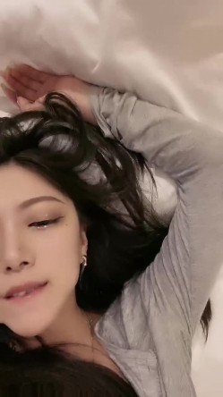 车模下海漂亮 小姐姐 ️！抓屌插嘴怼骚穴！主动骑乘位扭动细腰，打桩机爆插，第一视角后入 截图2