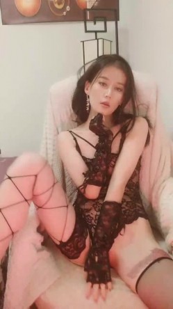 御姐范极品颜值女神！168CM黑丝美腿！拨开内裤超肥美穴，扭腰揉胸，很会玩诱惑扣穴流白浆 截图2