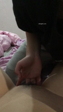 云盘高质泄密！青春学生百合情侣各种日常淫乱自拍，假小子除了没有老二其它完全男性化，啪啪手法娴熟 截图7