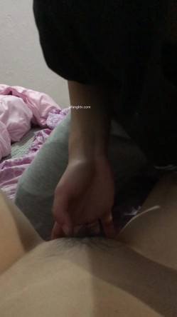 云盘高质泄密！青春学生百合情侣各种日常淫乱自拍，假小子除了没有老二其它完全男性化，啪啪手法娴熟 截图11