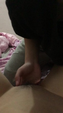 云盘高质泄密！青春学生百合情侣各种日常淫乱自拍，假小子除了没有老二其它完全男性化，啪啪手法娴熟 截图15