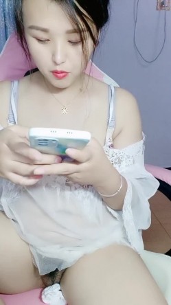 少妇的诱惑全程露脸，奶子大逼逼更大，自己用手掏进去自慰，玻璃瓶塞逼抽插呻吟，内裤塞逼里淫水好多淫声荡语 截图7