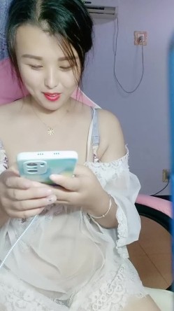 少妇的诱惑全程露脸，奶子大逼逼更大，自己用手掏进去自慰，玻璃瓶塞逼抽插呻吟，内裤塞逼里淫水好多淫声荡语 截图11