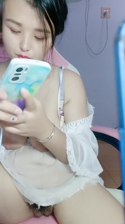 少妇的诱惑全程露脸，奶子大逼逼更大，自己用手掏进去自慰，玻璃瓶塞逼抽插呻吟，内裤塞逼里淫水好多淫声荡语 截图13
