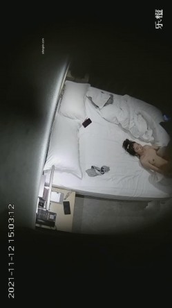 最新流出乐橙酒店摄像头上帝视角 ️高清偷拍大学生情侣周末开房过夜干了两次 截图3