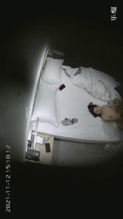 最新流出乐橙酒店摄像头上帝视角 ️高清偷拍大学生情侣周末开房过夜干了两次 截图4