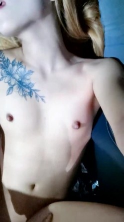 户外刺激，人气女神再出山，【香菜一奈】，野外山顶~勾搭口交~，路边尿尿，车震，浪叫声响彻旷野 截图16