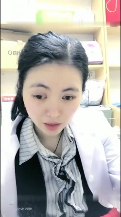 医院药房上班御姐型药剂师穿着制服在药房里自慰下班回到家里穿上婚纱用震棒插逼看她样子很需要男人 截图1