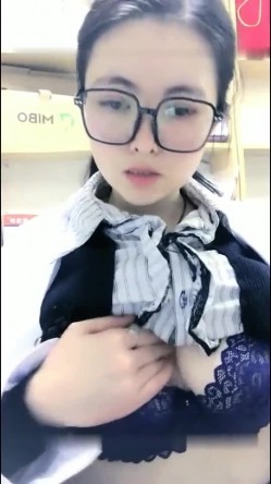 医院药房上班御姐型药剂师穿着制服在药房里自慰下班回到家里穿上婚纱用震棒插逼看她样子很需要男人 截图3