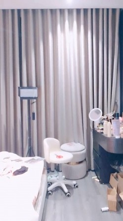 身材和颜值都很不错的美女模特，一个人精彩大秀直播，一个人发骚互动听指挥，跳蛋塞逼里自慰无毛白虎真刺激 截图10