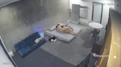 黑客破解家庭网络摄像头偷拍住毛坯房的年轻情侣疯狂做爱有时一天做爱几次 截图11