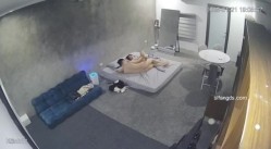 黑客破解家庭网络摄像头偷拍住毛坯房的年轻情侣疯狂做爱有时一天做爱几次 截图13