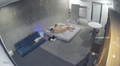 黑客破解家庭网络摄像头偷拍住毛坯房的年轻情侣疯狂做爱有时一天做爱几次 截图14