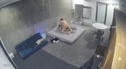 黑客破解家庭网络摄像头偷拍住毛坯房的年轻情侣疯狂做爱有时一天做爱几次 截图16