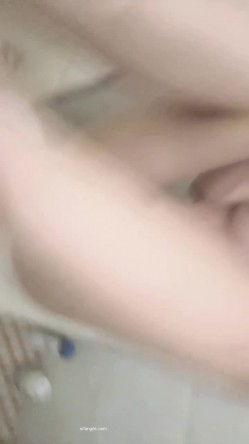 泄密流出渣男网络招聘模特套路广东夜场工作的苗条美女脱光光洗澡自慰给他看 截图2