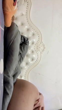 泄密流出渣男网络招聘模特套路广东夜场工作的苗条美女脱光光洗澡自慰给他看 截图11