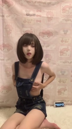 高颜值反差少女【咪喵】最新1314私定，短发牛仔背带裤露脸紫薇 截图3