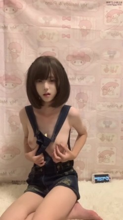 高颜值反差少女【咪喵】最新1314私定，短发牛仔背带裤露脸紫薇 截图4