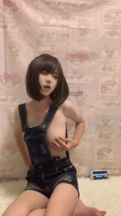 高颜值反差少女【咪喵】最新1314私定，短发牛仔背带裤露脸紫薇 截图5