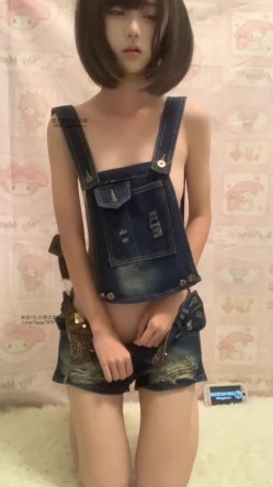 高颜值反差少女【咪喵】最新1314私定，短发牛仔背带裤露脸紫薇 截图8