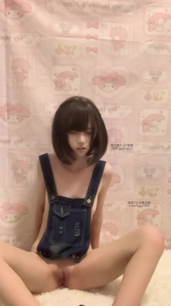 高颜值反差少女【咪喵】最新1314私定，短发牛仔背带裤露脸紫薇 截图9