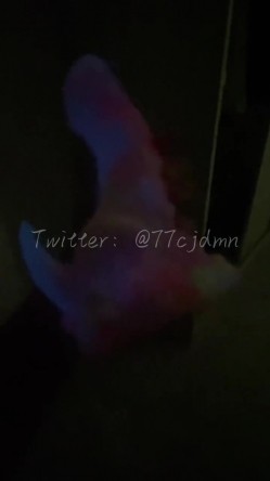 职校服装设计专业，大奶福利姬【77cjdmn】推特私拍，露出紫薇啪啪，满身写淫字，非常母狗 截图1