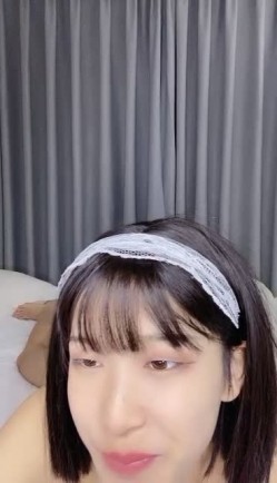 女仆装好身材娇小耐操小姐姐激情啪啪，跪着深喉插嘴自己揉奶子，上位骑乘打桩操的喊不要，一脸享受抱着屁股快插 截图15