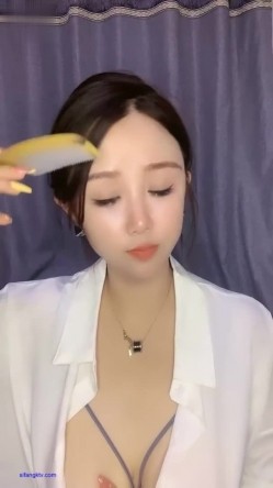小乔AX新人肉肉小姐姐 肉感十足，大奶肥逼，假JB插逼洞略显松，黑白配，白衬衣黑丝袜，跳蛋不停逼里塞 截图3
