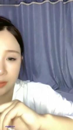 小乔AX新人肉肉小姐姐 肉感十足，大奶肥逼，假JB插逼洞略显松，黑白配，白衬衣黑丝袜，跳蛋不停逼里塞 截图6