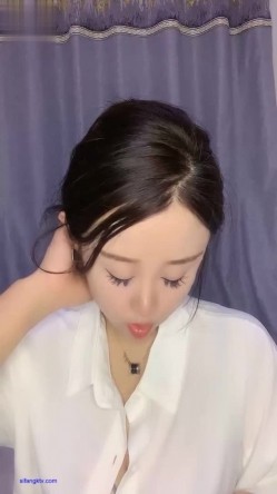 小乔AX新人肉肉小姐姐 肉感十足，大奶肥逼，假JB插逼洞略显松，黑白配，白衬衣黑丝袜，跳蛋不停逼里塞 截图9