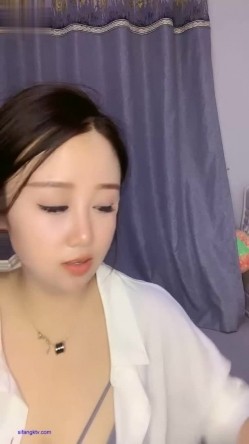 小乔AX新人肉肉小姐姐 肉感十足，大奶肥逼，假JB插逼洞略显松，黑白配，白衬衣黑丝袜，跳蛋不停逼里塞 截图11
