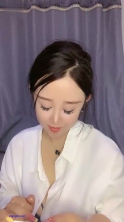 小乔AX新人肉肉小姐姐 肉感十足，大奶肥逼，假JB插逼洞略显松，黑白配，白衬衣黑丝袜，跳蛋不停逼里塞 截图13