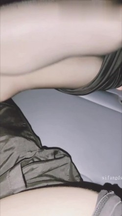 淫妻福利，91大神圈养极品骚婊，反差眼镜母狗【小懒猫】各种公共场所露出自慰3P调教 截图3