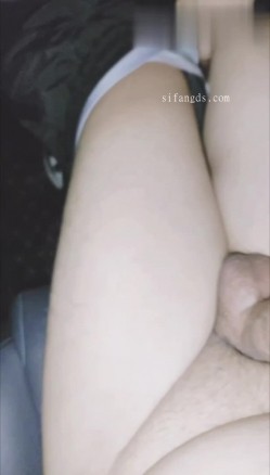 淫妻福利，91大神圈养极品骚婊，反差眼镜母狗【小懒猫】各种公共场所露出自慰3P调教 截图7